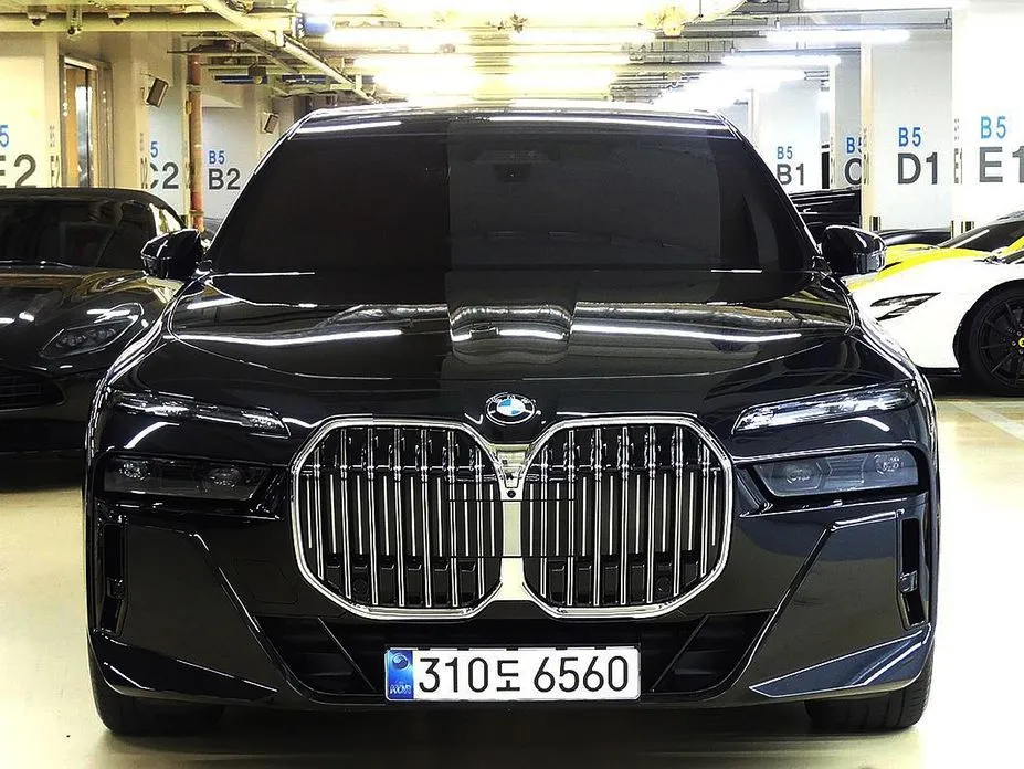 BMW 7-Series — фото 1