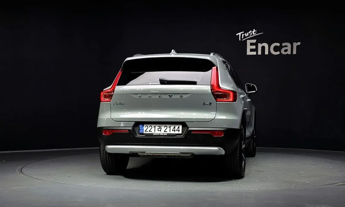 Volvo XC40 — фото 10