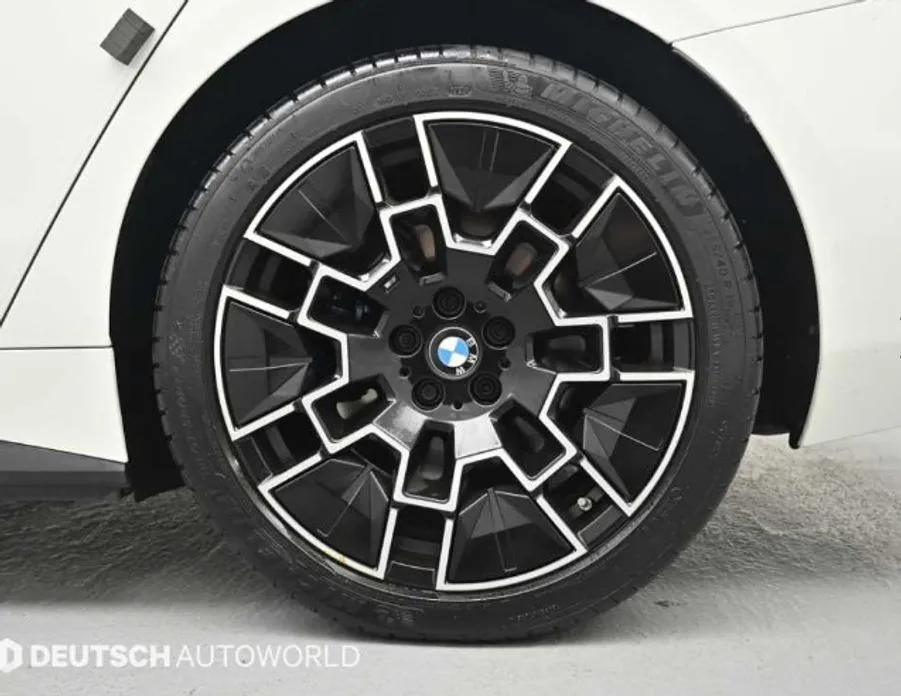 BMW i4 — фото 7