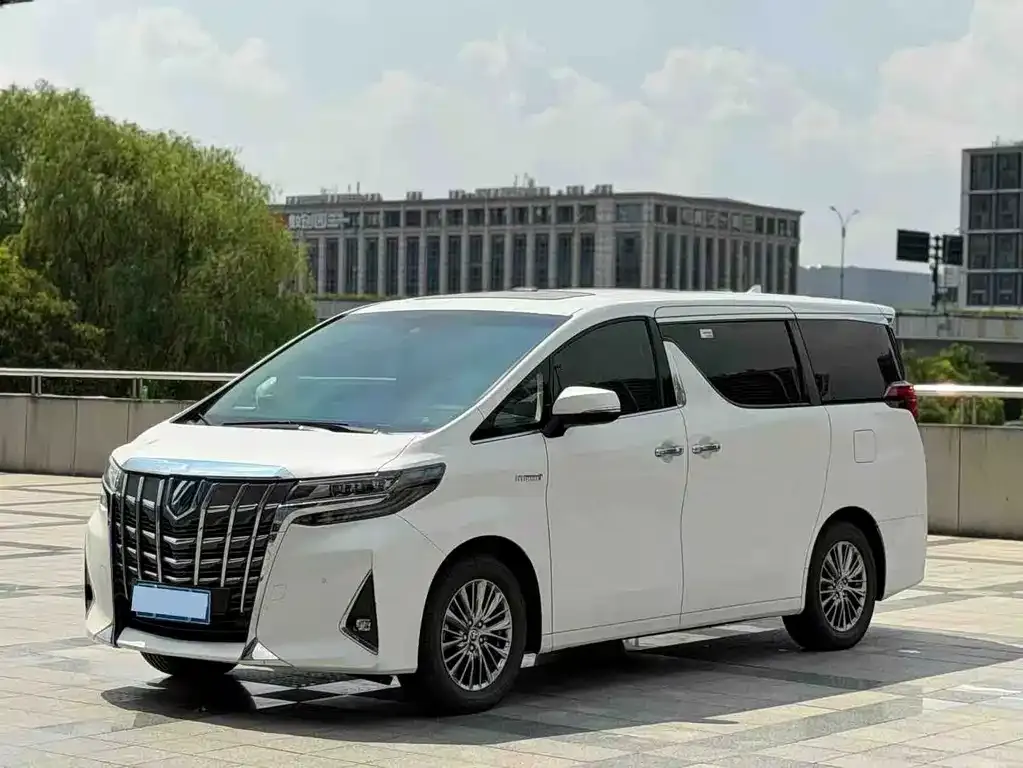 Toyota Alphard — фото 1