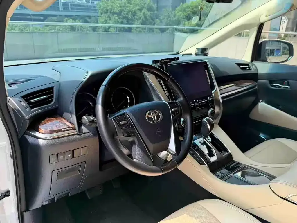 Toyota Alphard — фото 8