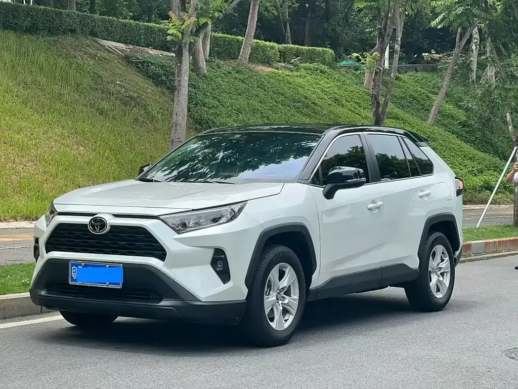 Toyota RAV4 — фото 1