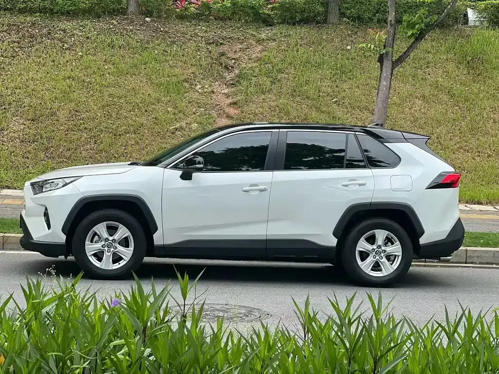 Toyota RAV4 — фото 7