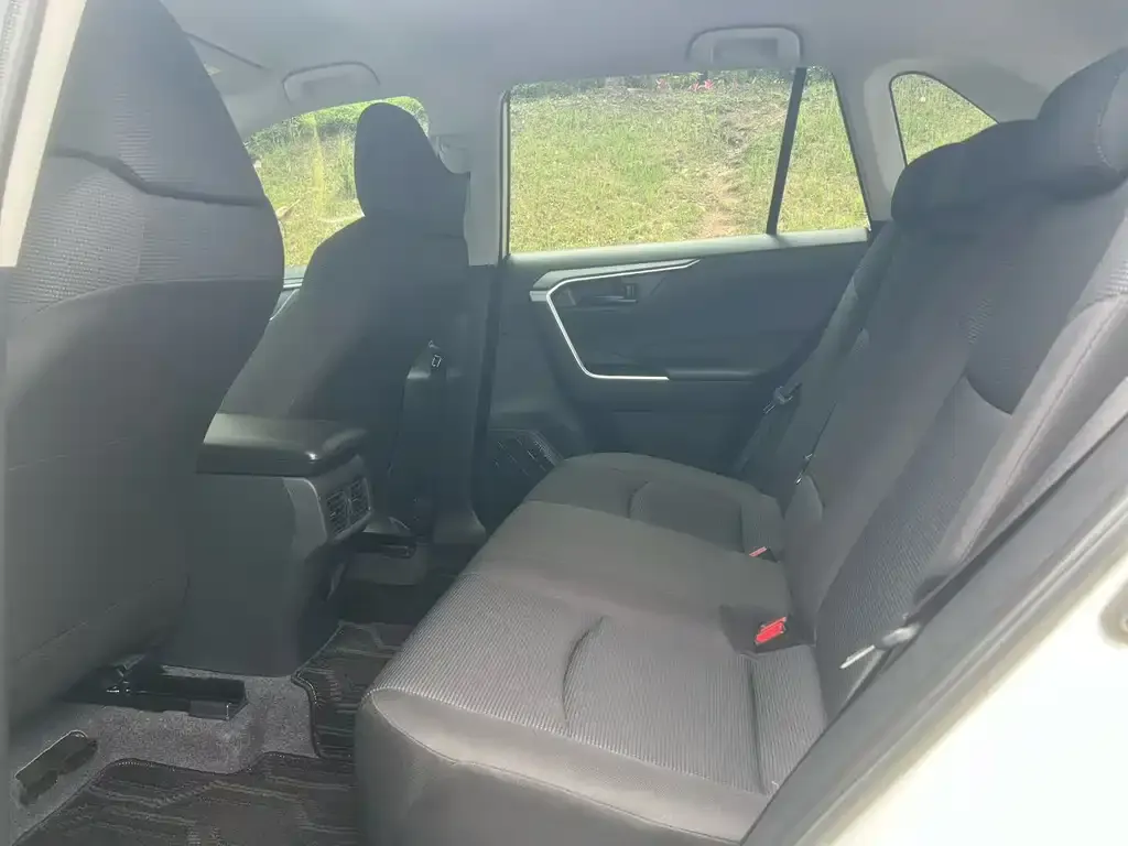 Toyota RAV4 — фото 5