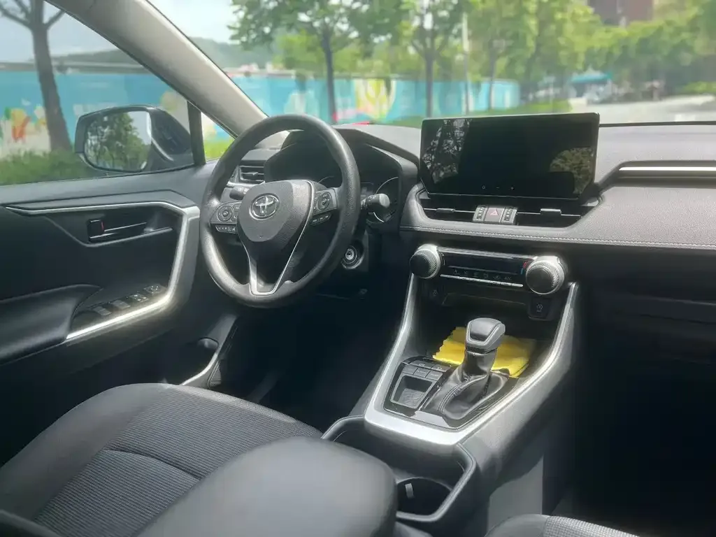 Toyota RAV4 — фото 2
