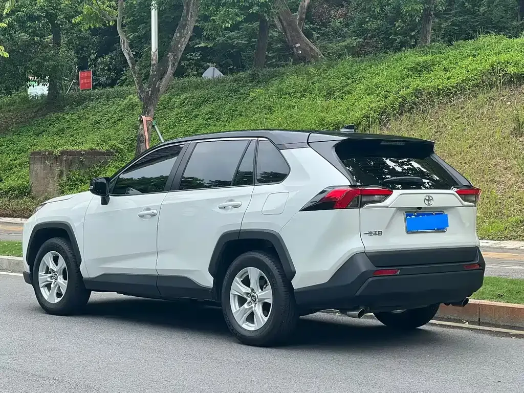 Toyota RAV4 — фото 6