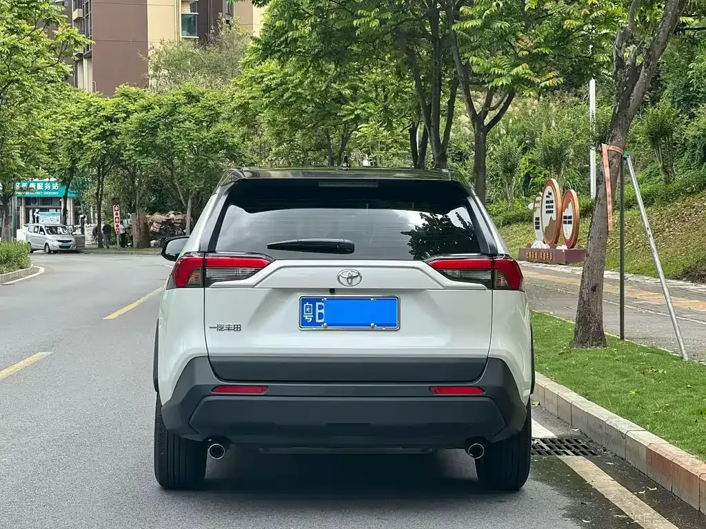 Toyota RAV4 — фото 8