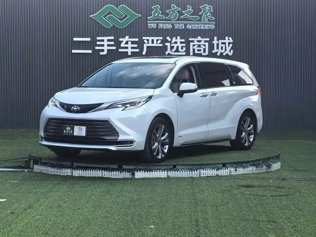 Toyota Sienna — фото 1