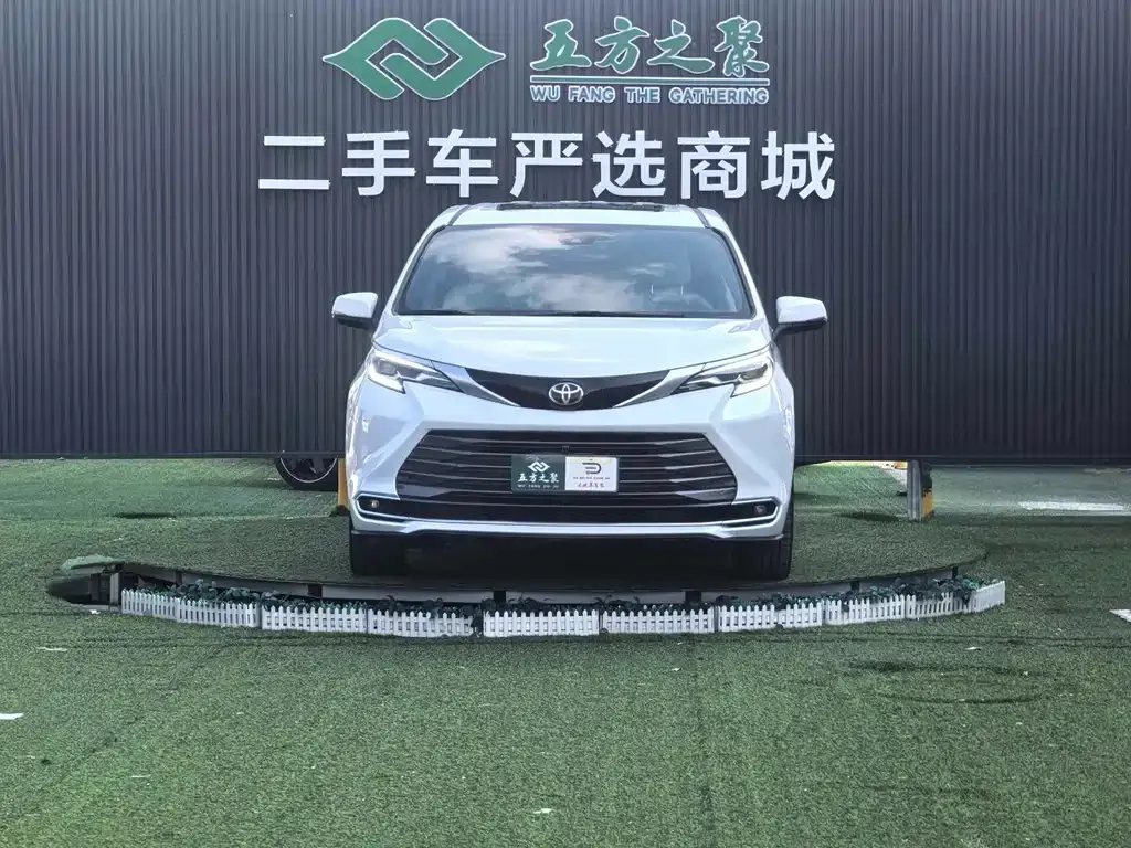 Toyota Sienna — фото 3