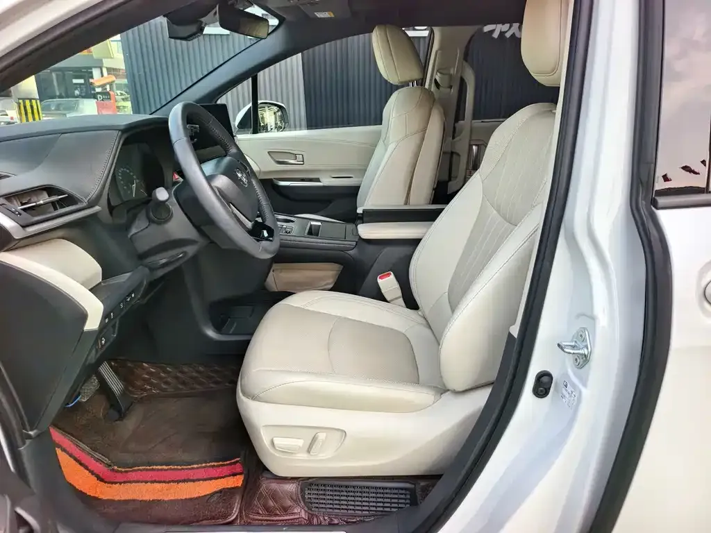 Toyota Sienna — фото 2