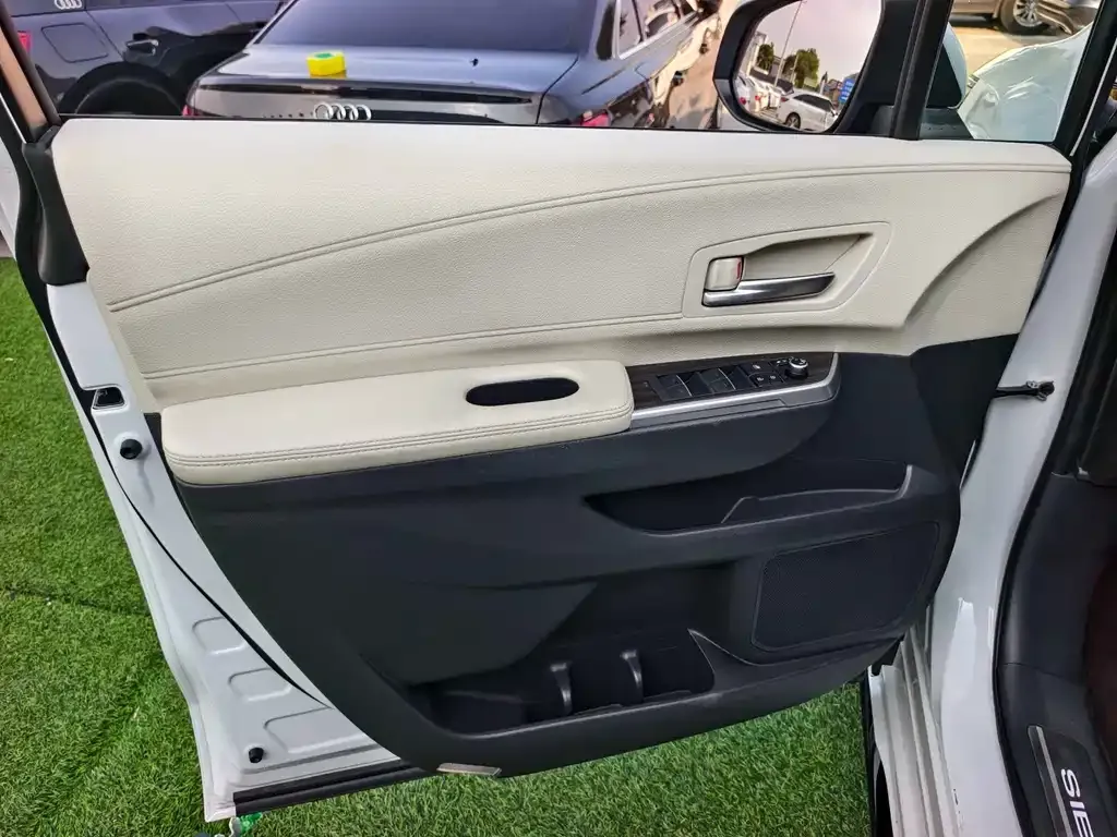 Toyota Sienna — фото 4