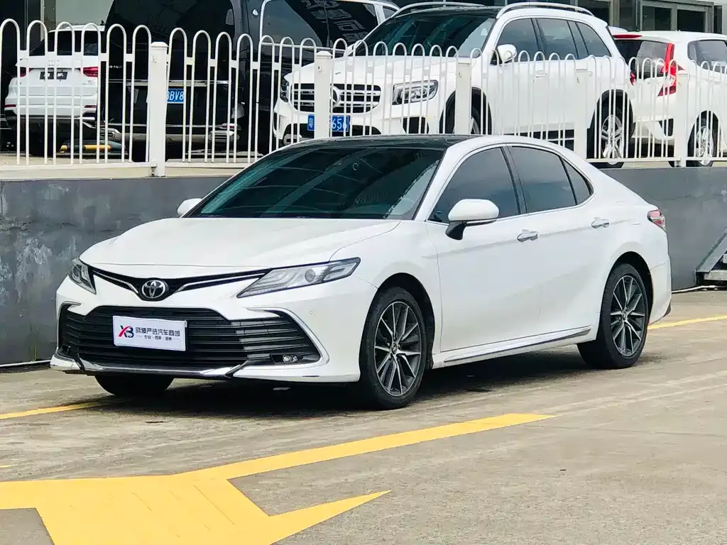 Toyota Camry — фото 1