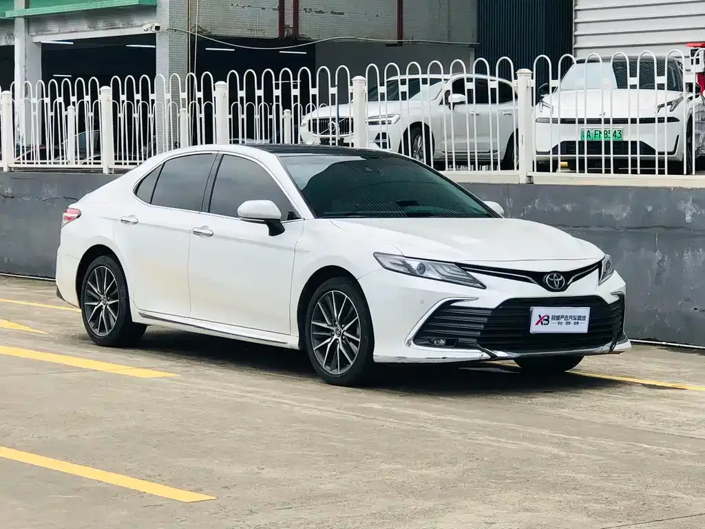 Toyota Camry — фото 2