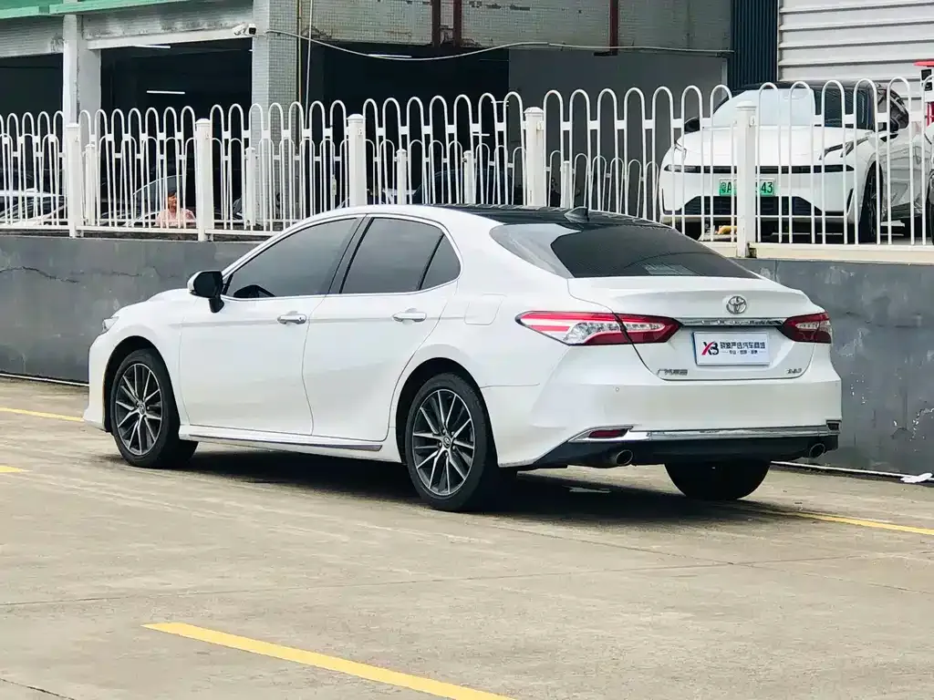Toyota Camry — фото 4