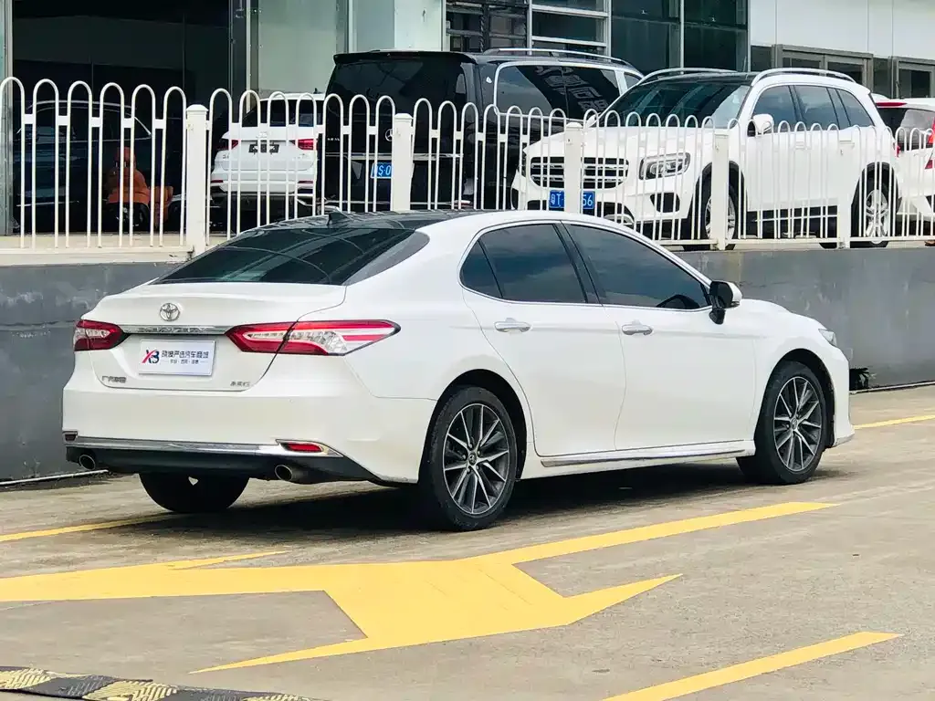 Toyota Camry — фото 8
