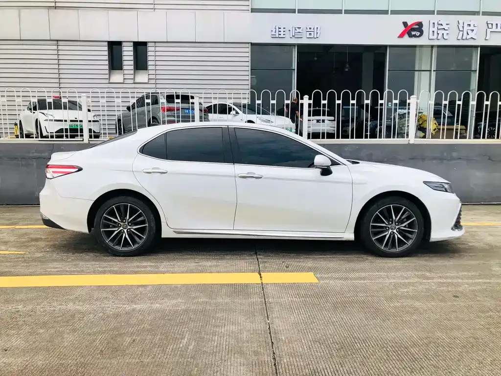 Toyota Camry — фото 10