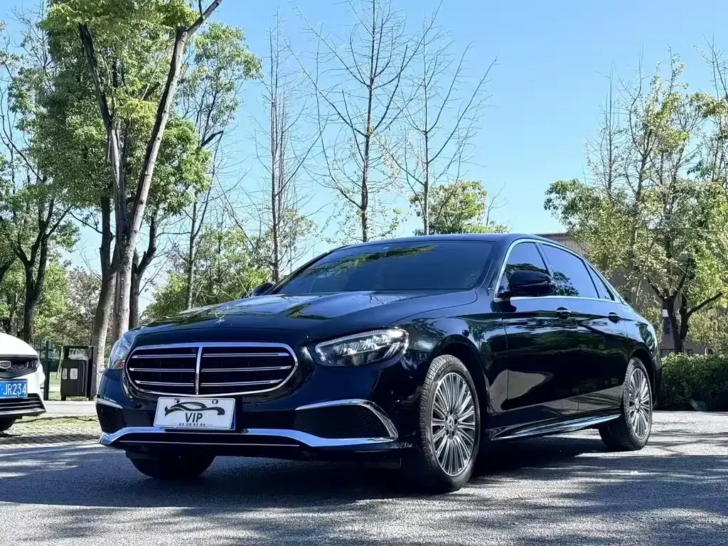 Mercedes-Benz E-Class — фото 1