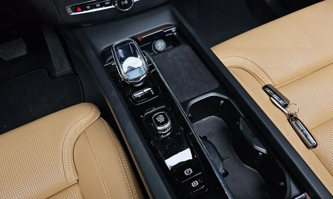 Volvo XC60 — фото 10