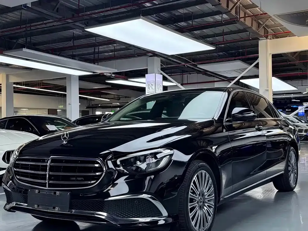 Mercedes-Benz E-Class — фото 1
