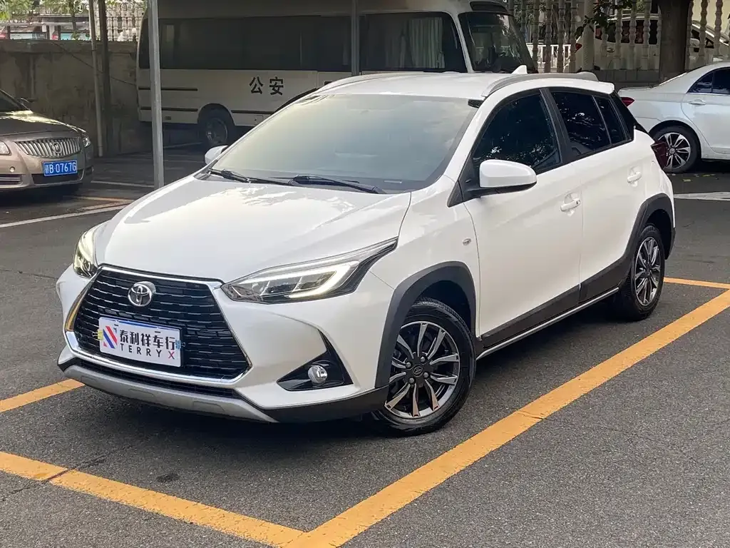 Toyota Yaris L — фото 1