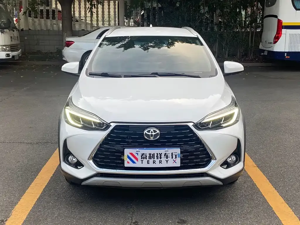 Toyota Yaris L — фото 4