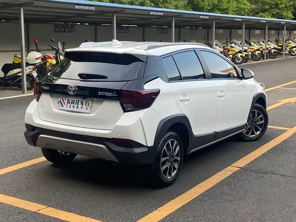 Toyota Yaris L — фото 3