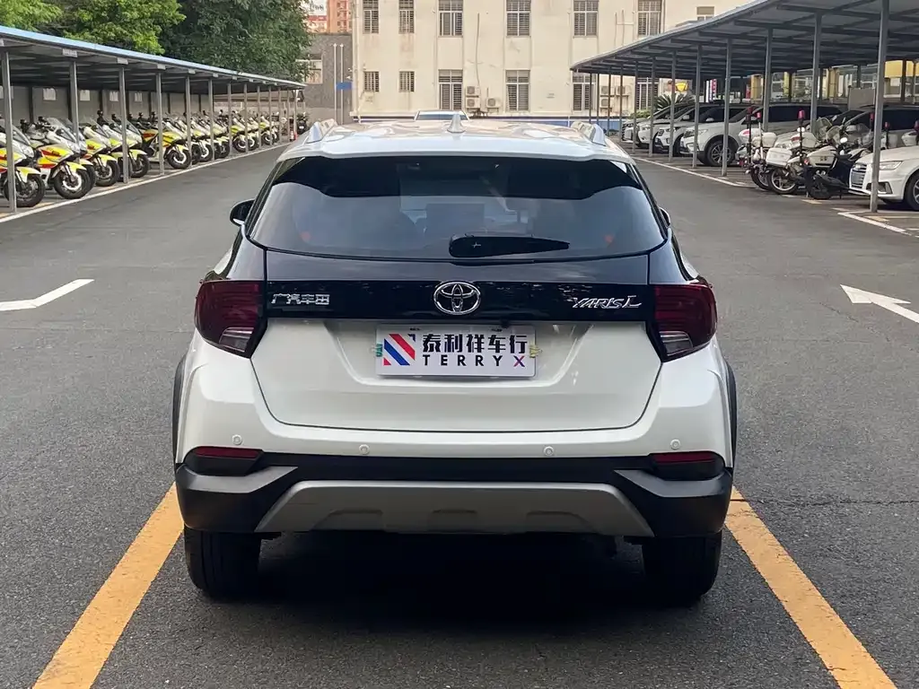 Toyota Yaris L — фото 2