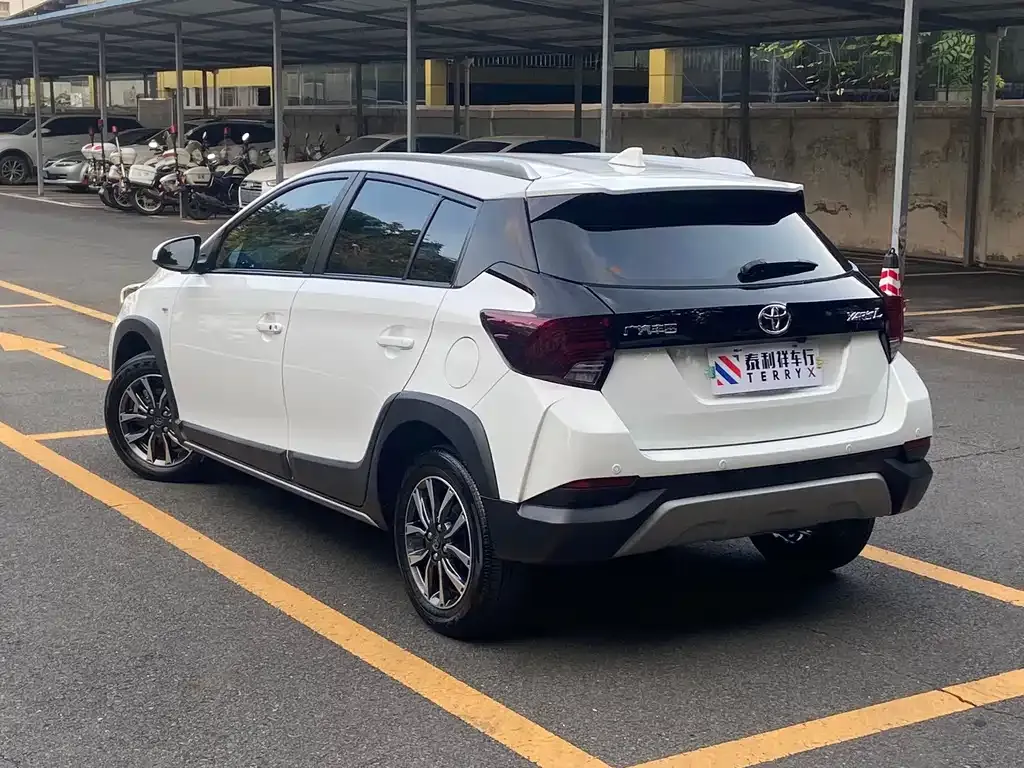 Toyota Yaris L — фото 10