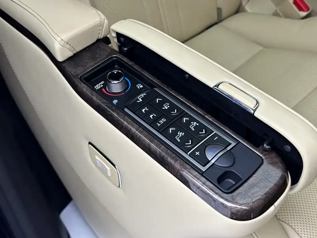 Toyota Vellfire — фото 8
