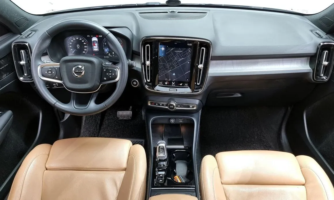 Volvo XC40 — фото 10