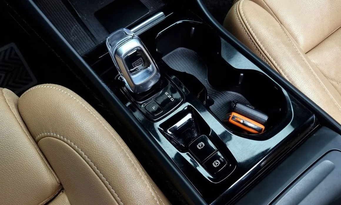 Volvo XC40 — фото 9