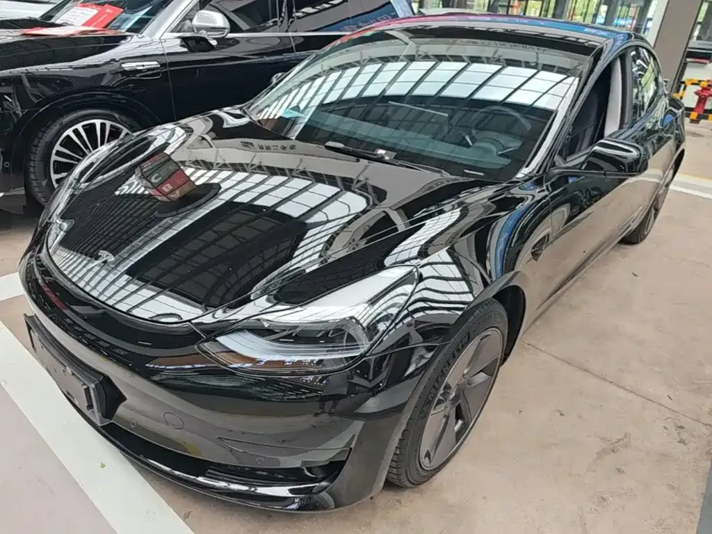 Tesla Model 3 — фото 1