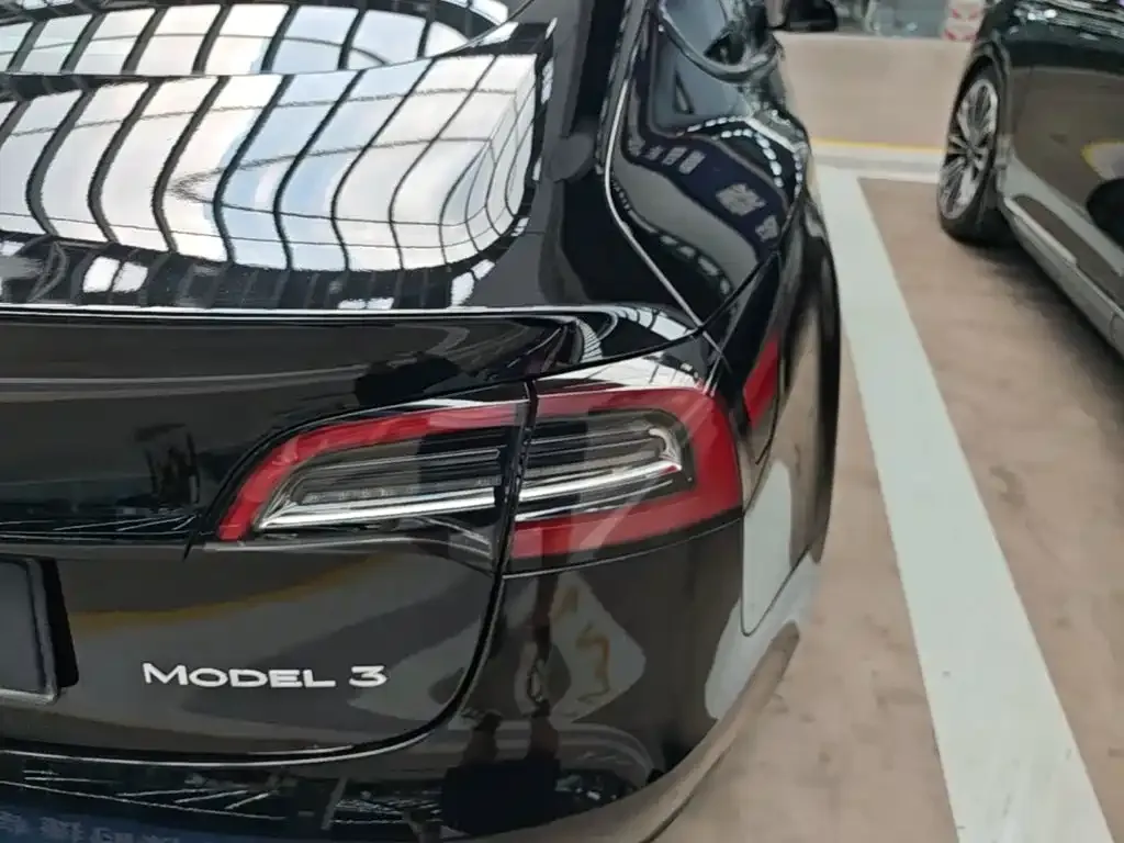 Tesla Model 3 — фото 3