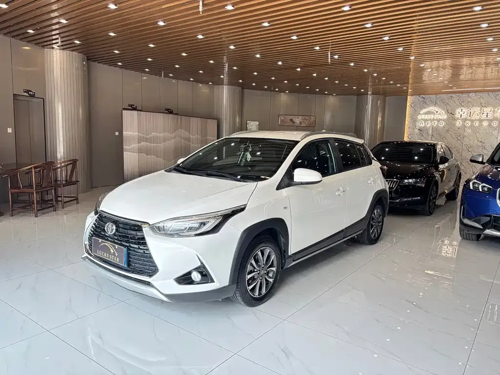 Toyota Yaris L — фото 1
