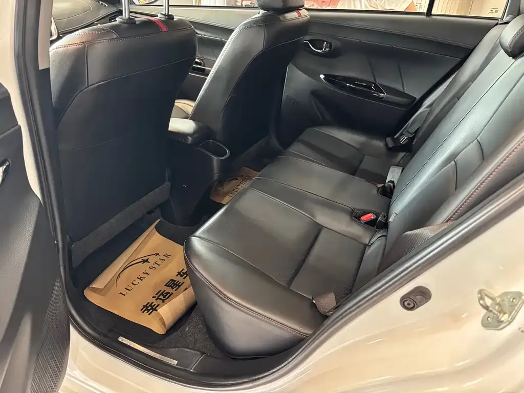Toyota Yaris L — фото 4