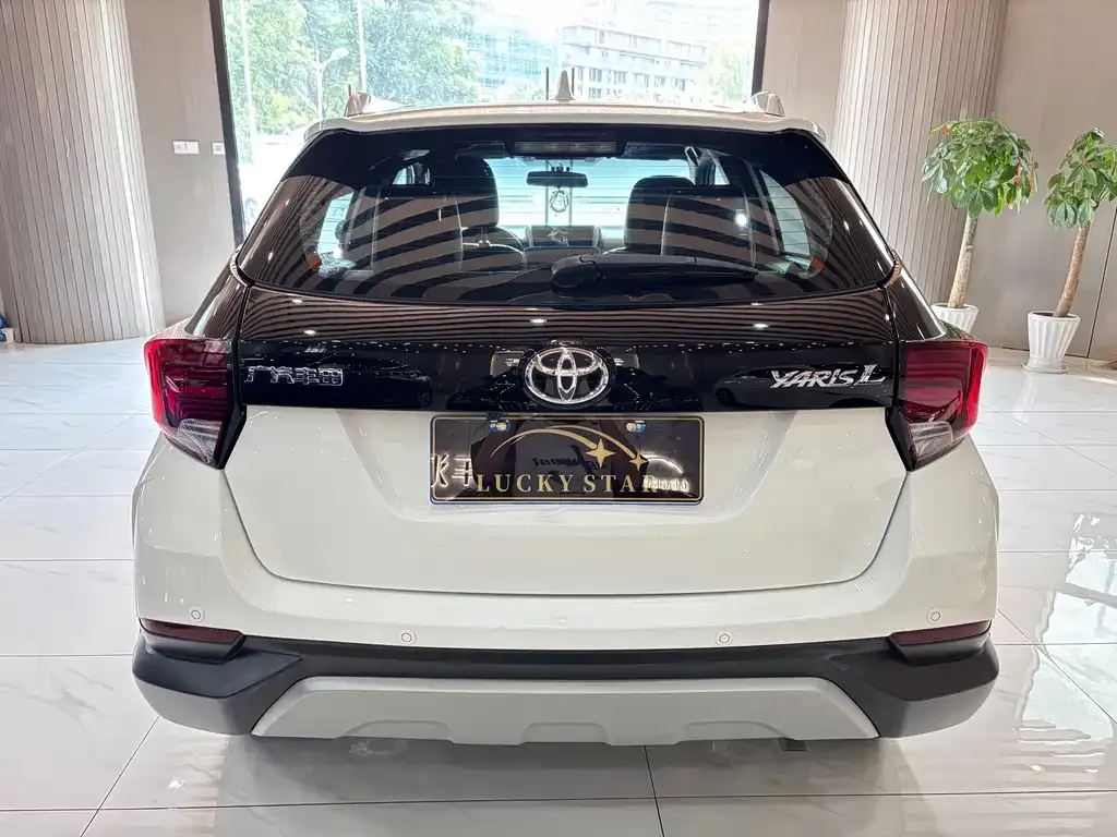 Toyota Yaris L — фото 2