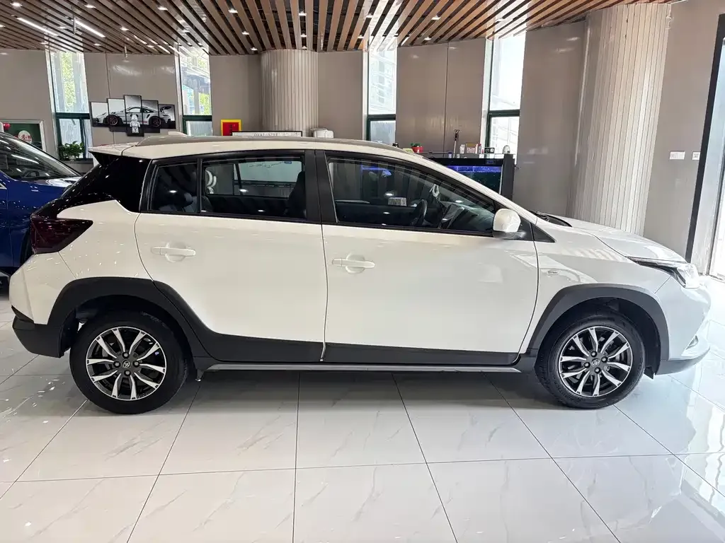 Toyota Yaris L — фото 3