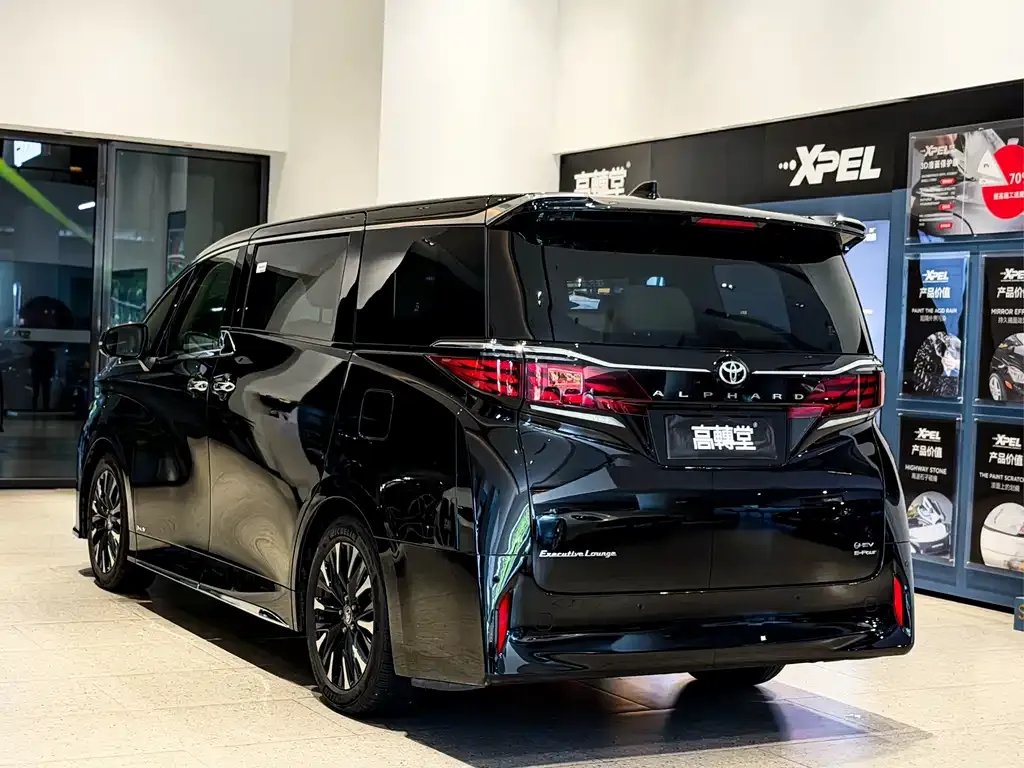 Toyota Alphard — фото 10