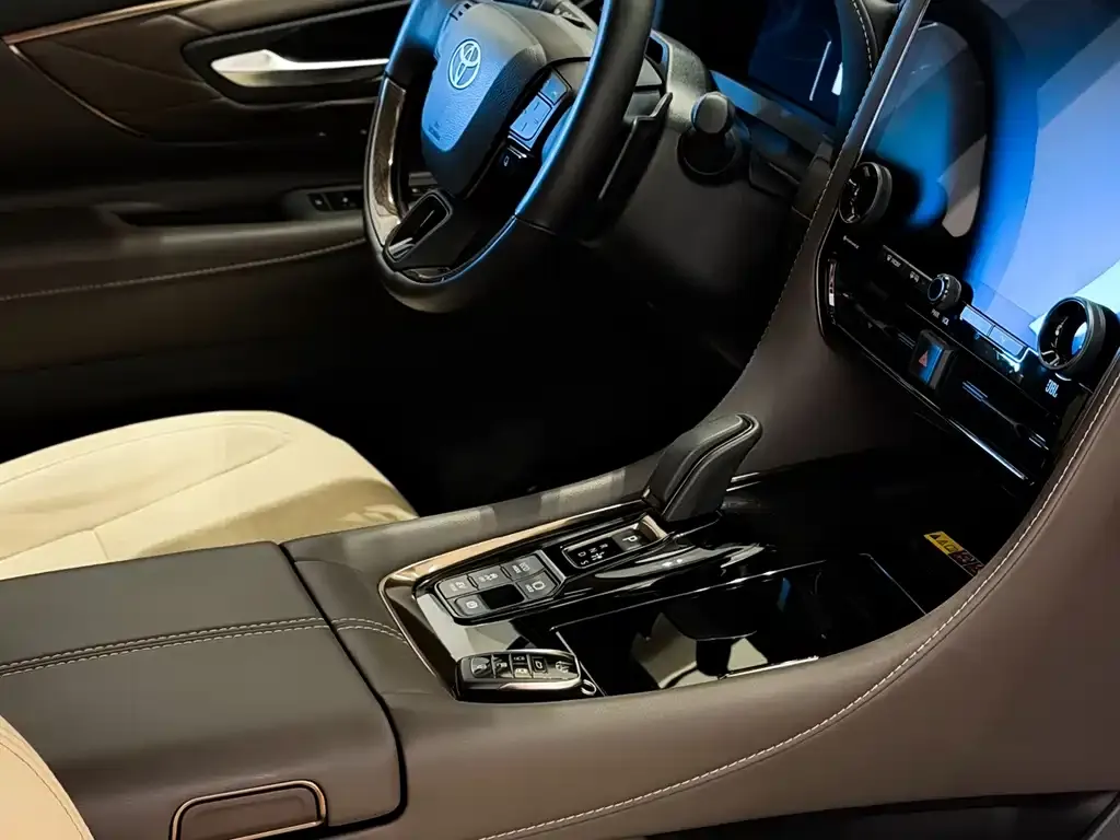 Toyota Alphard — фото 4