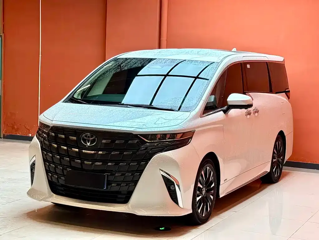 Toyota Alphard — фото 1