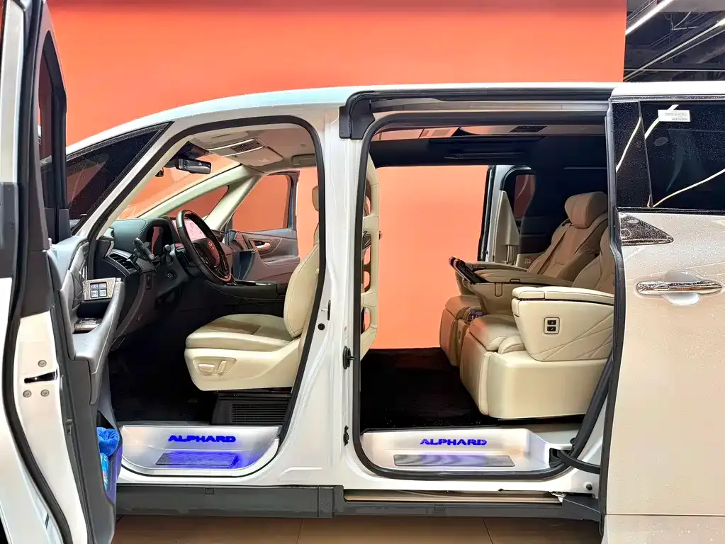 Toyota Alphard — фото 2