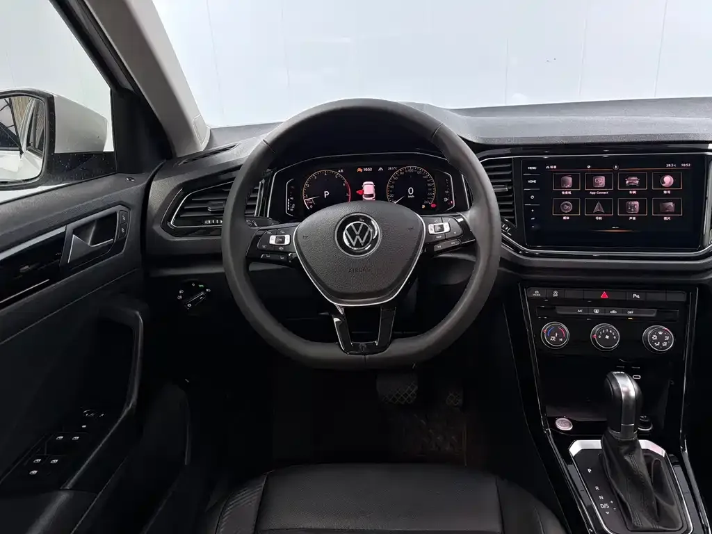 Volkswagen T-Roc — фото 10