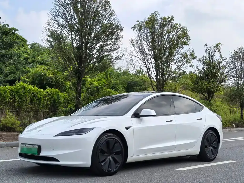 Tesla Model 3 — фото 1
