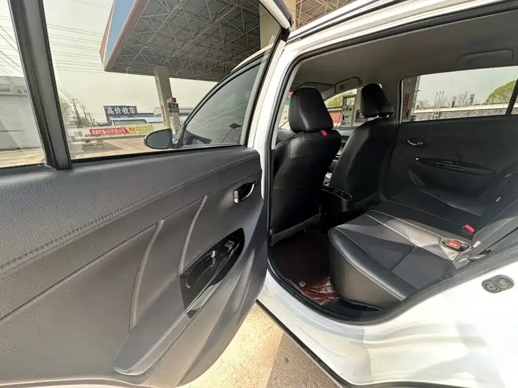 Toyota Yaris L — фото 2