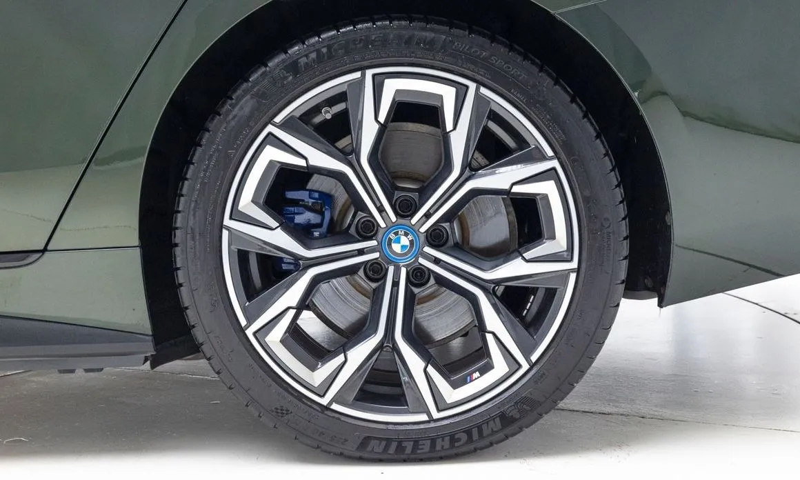 BMW i4 — фото 7