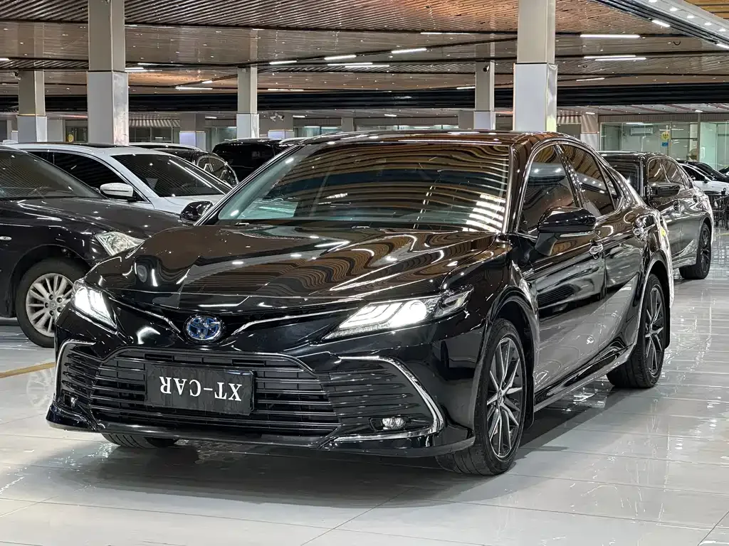 Toyota Camry — фото 1