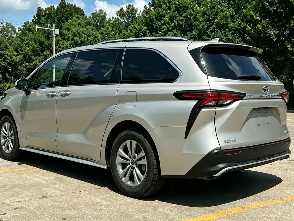 Toyota Sienna — фото 8