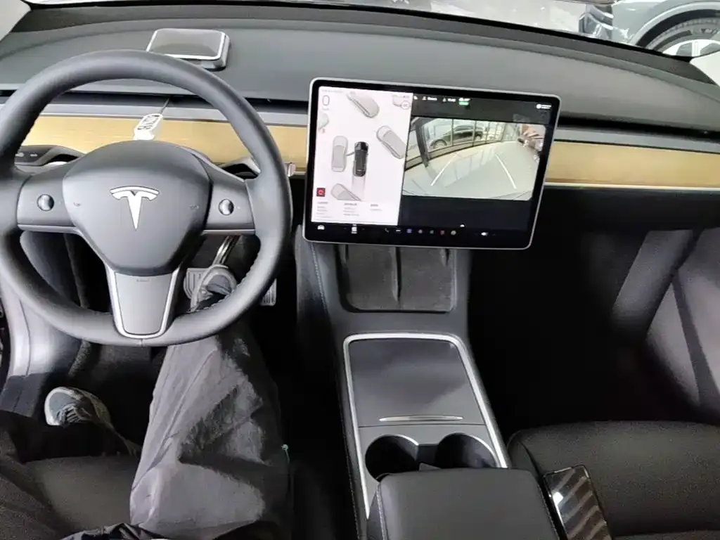 Tesla Model Y — фото 3
