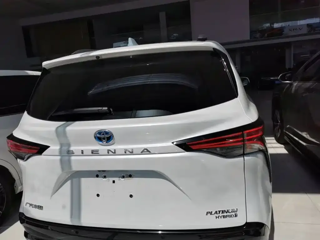 Toyota Sienna — фото 2