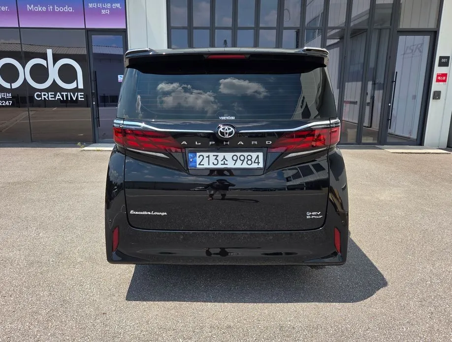 Toyota Alphard — фото 9